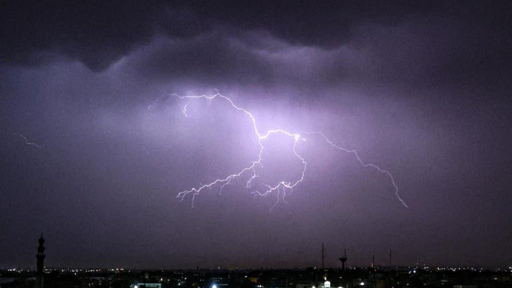 A woman struck by lightning while riding her motorcycle with her husband, her prognosis is vital.