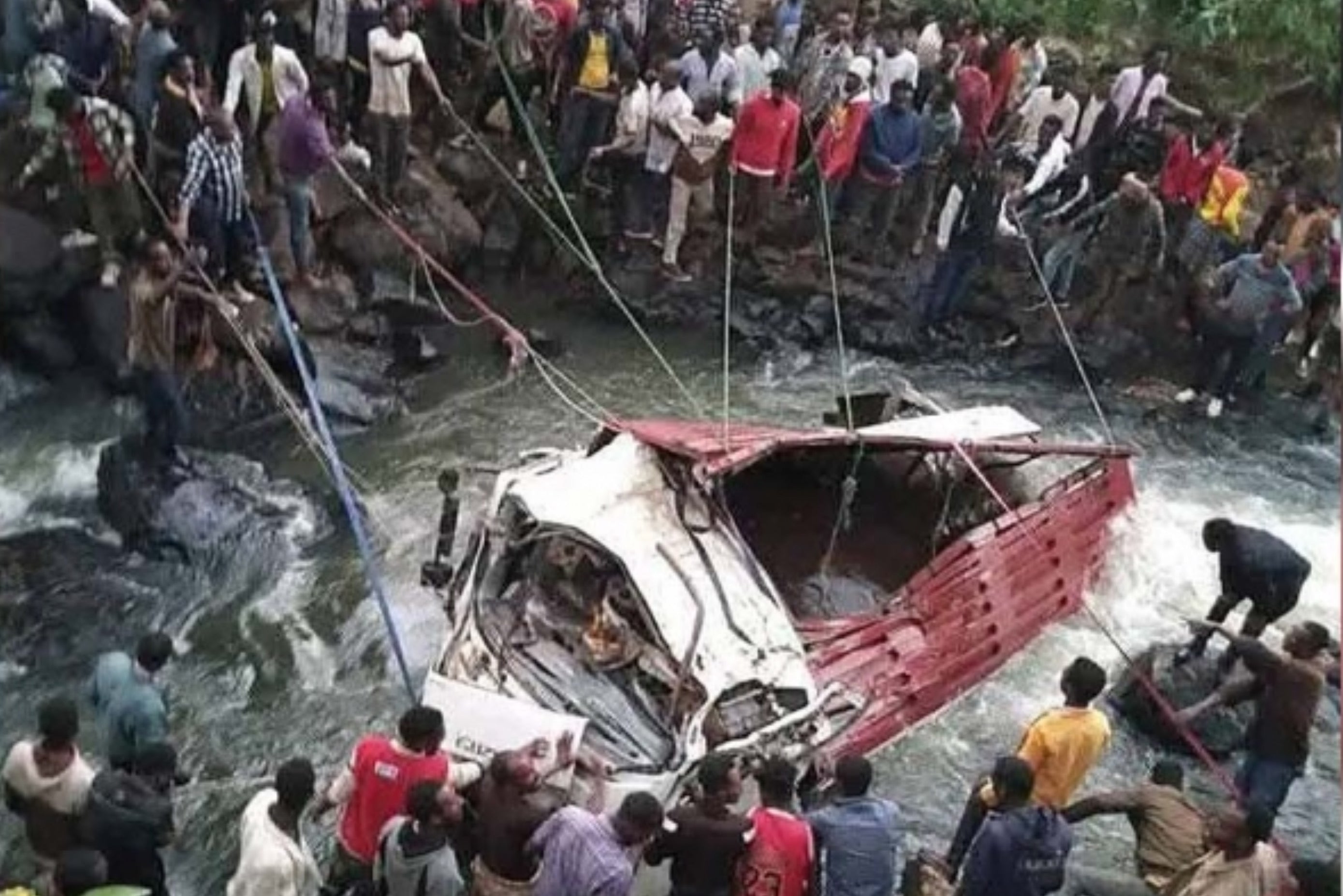 Appalling accident in Ethiopia: a truck falls into a ravine, killing 71 people