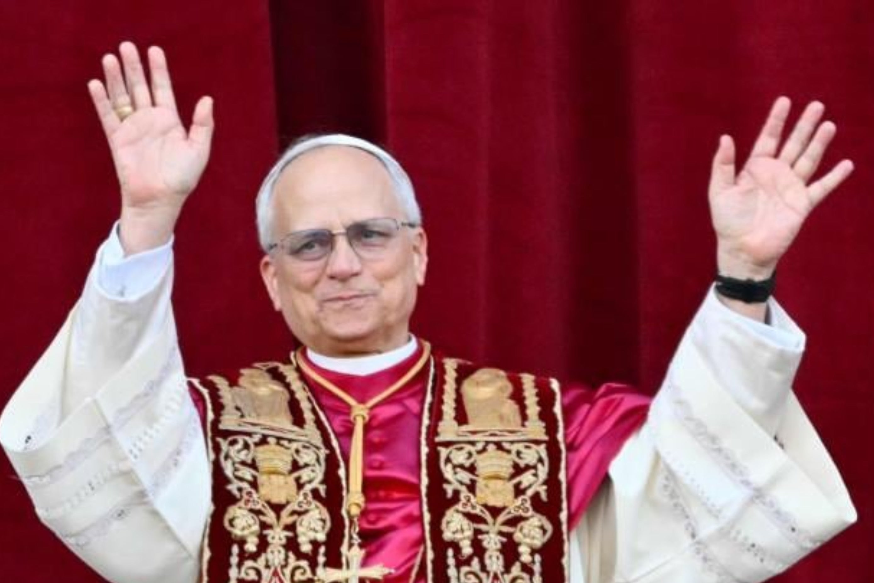 Habemus Papam: the name and face of the new pope are known, Leo XIV addresses the crowd